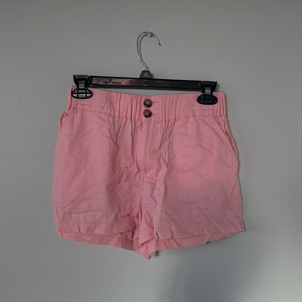 Pink shorts with pockets
